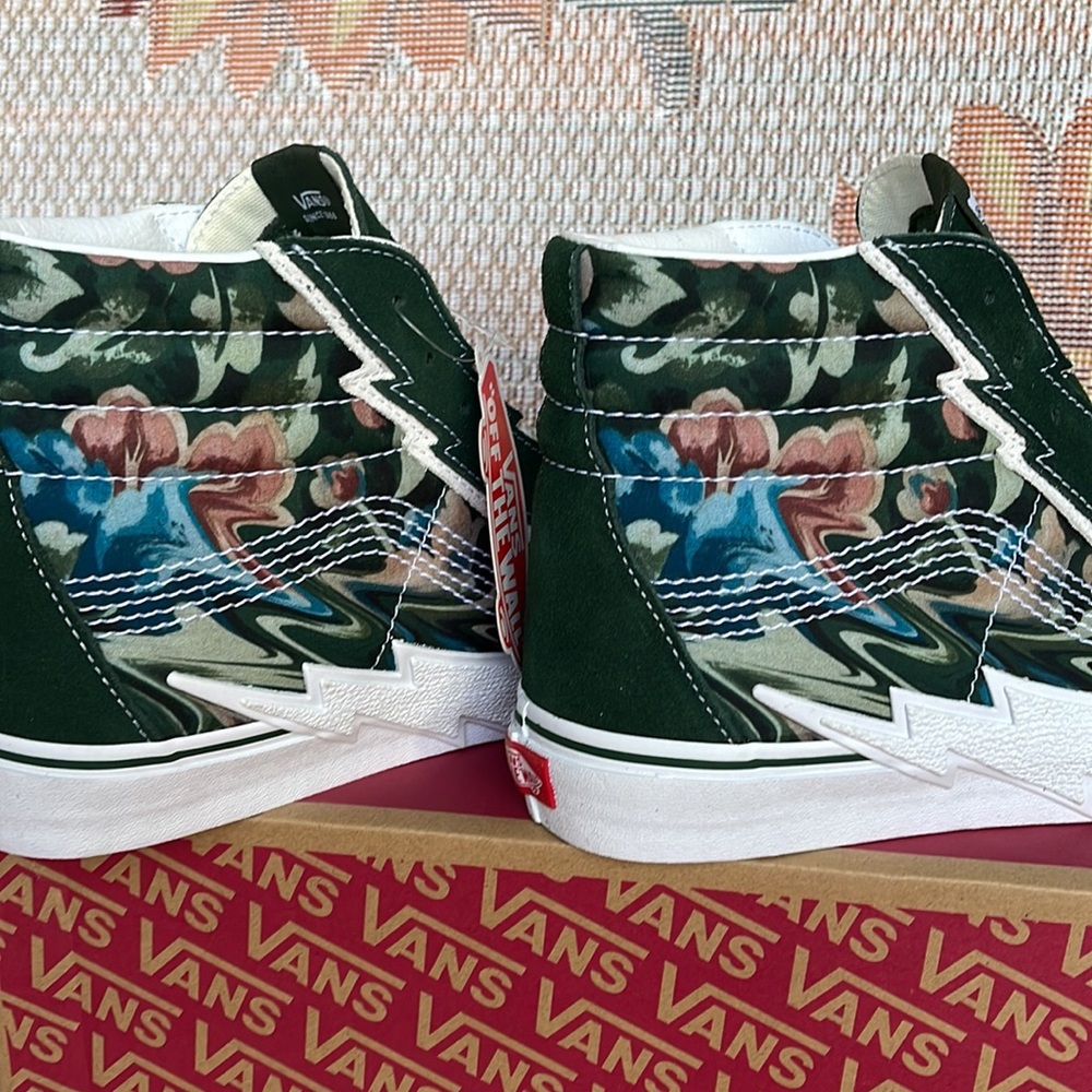 Vans Sk8-Hi Bolt
Liquify Avocado
VNOA5JIVYXH
Men’s sneakers - athletic shoes - Picture 15 of 16